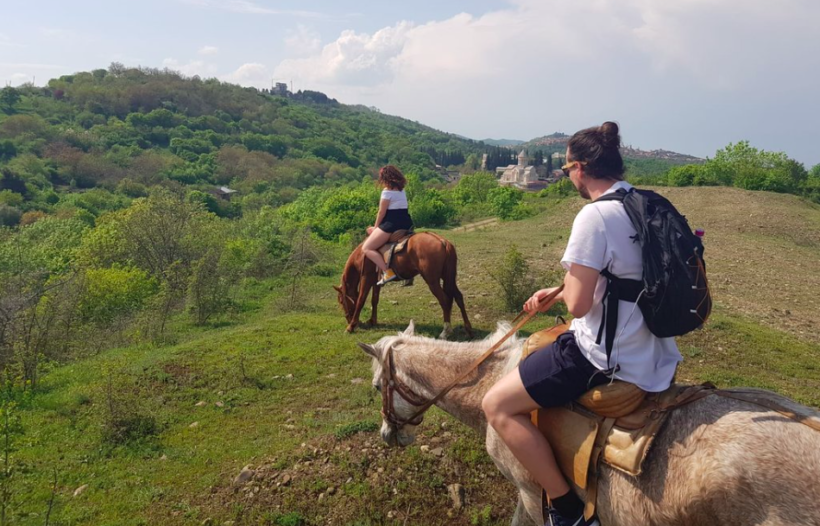 туристы на лошадях в Грузии